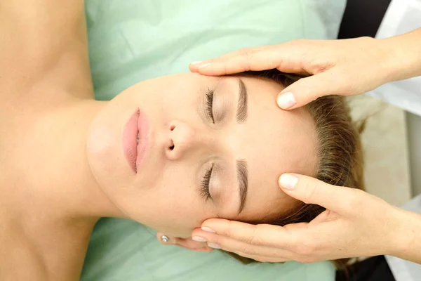 Mujer Joven Tratamiento Masaje Spa Salón Spa Belleza Cosmetólogo Haciendo — Foto de Stock