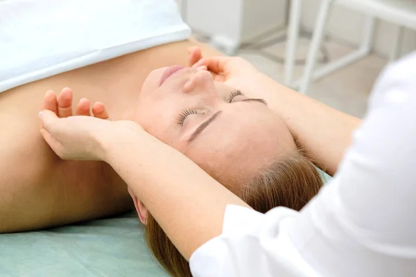 Jovem Mulher Tratamento Massagem Spa Salão Beleza Spa Cosmetologist Fazendo — Fotografia de Stock