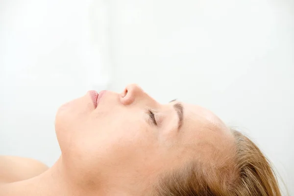 Jonge Vrouw Spa Massage Behandeling Schoonheidssalon Spa Schoonheidsspecialist Maken Meisje — Stockfoto