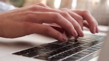 Evde çalışan bir blog yazmaya dizüstü kadınla. Eller üstünde belgili tanımlık klavye. Yakın çekim