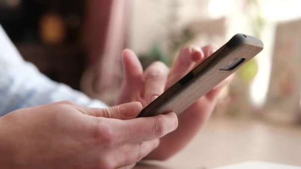 Fechar Mãos Mulher Usando Smartphone Segurando Telefone Digitação Rolagem Páginas — Vídeo de Stock