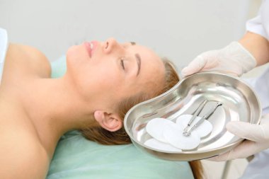 Mezoterapi ve botox enjeksiyon yapma güzellik uzmanı. Steril enjektör ile hasta ve tıbbi tepsi. Şevval Özçelik Güzellik tedavi kadın. Kozmetik, yüz gençleştirme, güzellik salonları, plastik cerrahi Kliniği