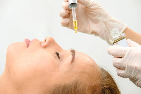 Kosmetolog Och Kvinnlig Patient Skönhetssalong Hyaluronsyra Återfuktning Hud Droppar Flaska — Stockfoto