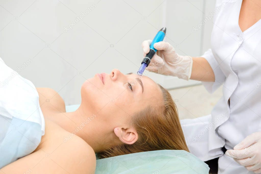 Cosmetologist making mesotherapy injection. Microneedle mesotherapy. Treatment woman at beautician. Hardware cosmetology. Mesotherapy, dermapen, treatment of face zone, face rejuvenation.  Close up