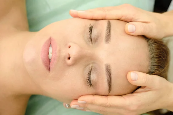 Young Woman Spa Massage Treatment Beauty Spa Salon Cosmetologist Making — Stock Photo, Image