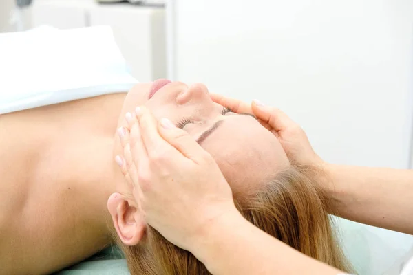 Donna Trattamento Massaggio Spa Nel Salone Bellezza Spa Cosmetologo Rendendo — Foto Stock