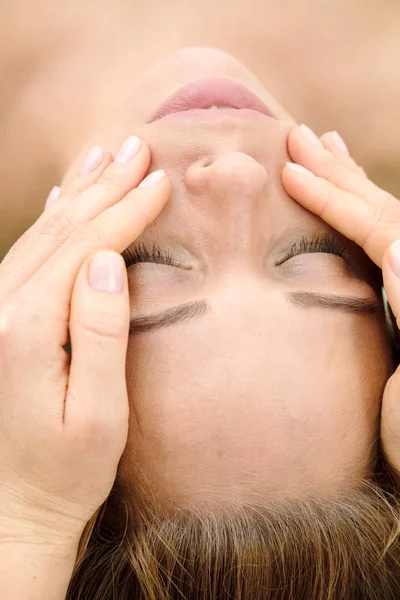 Frau Auf Wellness Massage Behandlung Beauty Spa Salon Kosmetikerin Macht — Stockfoto