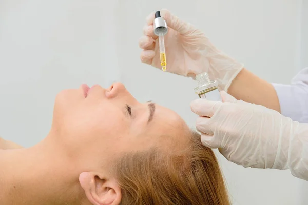 Cosmetologista Paciente Feminina Salão Beleza Ácido Hialurônico Pele Hidratada Gotas — Fotografia de Stock