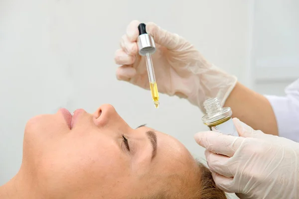 Cosmetologista Paciente Feminina Salão Beleza Ácido Hialurônico Pele Hidratada Gotas — Fotografia de Stock