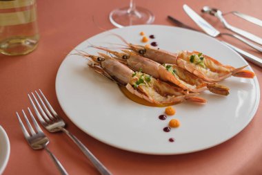 Kerevitleri, Nephrops norvegicus, Dublin Bay karides veya Norveç ıstakoz. Bilinenlerin, Langostino veya Scampi plaka üzerinde. Deniz ürünleri, shelfish. Gurme restoran deniz ürünleri tabağı