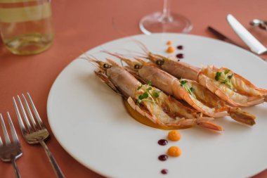 Kerevitleri, Nephrops norvegicus, Dublin Bay karides veya Norveç ıstakoz. Bilinenlerin, Langostino veya Scampi plaka üzerinde. Deniz ürünleri, shelfish. Gurme restoran deniz ürünleri tabağı