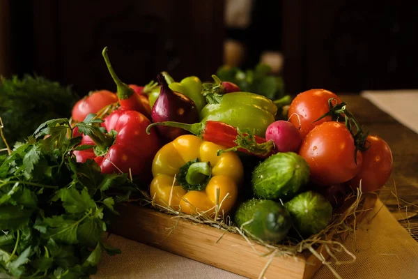 신선한 야채와 배경에 상자에 파프리카 토마토와 유기농 — 스톡 사진
