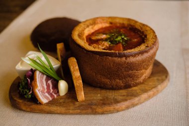 Geleneksel Ukrayna ve Rus pancar çorbası domuz domuz yağı ve sarımsak ekmek plaka üzerinde. Kırmızı pancar kök çorbası borsch ekmek plaka üzerinde. Borsch etli, ekşi krema. Geleneksel Ukrayna yemek mutfağı