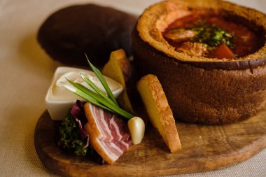 Geleneksel Ukrayna ve Rus pancar çorbası domuz domuz yağı ve sarımsak ekmek plaka üzerinde. Kırmızı pancar kök çorbası borsch ekmek plaka üzerinde. Borsch etli, ekşi krema. Geleneksel Ukrayna yemek mutfağı