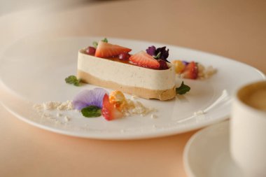 Dekorasyon içinde taze çilek ve çiçeklerle sufle 