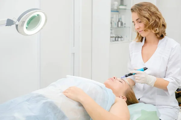 Kosmetolog Att Göra Mesotherapy Injektion Till Kvinnlig Patient Microneedle Mesotherapy — Stockfoto