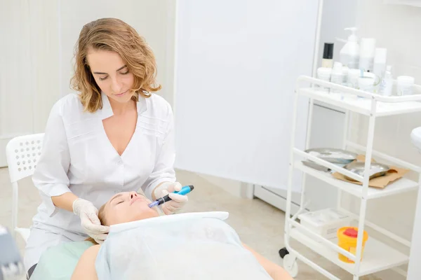 Cosmetologist Κάνοντας Ένεση Μεσοθεραπεία Γυναίκα Ασθενή Microneedle Μεσοθεραπεία Θηλυκό Αισθητικός — Φωτογραφία Αρχείου