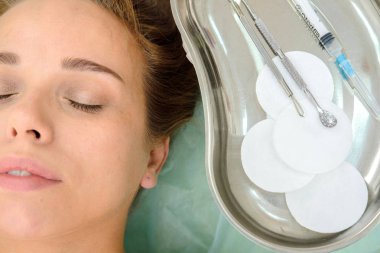 Mezoterapi ve botox enjeksiyon yapma güzellik uzmanı. Steril enjektör ile hasta ve tıbbi tepsi. Şevval Özçelik Güzellik tedavi kadın. Kozmetik, yüz gençleştirme, güzellik salonları, plastik cerrahi Kliniği