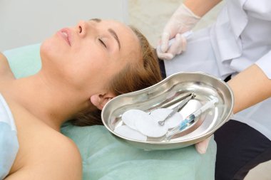 Mezoterapi ve botox enjeksiyon yapma güzellik uzmanı. Steril enjektör ile hasta ve tıbbi tepsi. Şevval Özçelik Güzellik tedavi kadın. Kozmetik, yüz gençleştirme, güzellik salonları, plastik cerrahi Kliniği