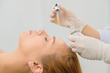 Güzellik uzmanı ve güzellik salonları içinde Bayan hasta. Hyaluronik asit, hidrasyon cilt, şişe, Botox bırakır. Yüz tedavi özü cilt bakımı kozmetik, yüz gençleştirme. Yakın çekim