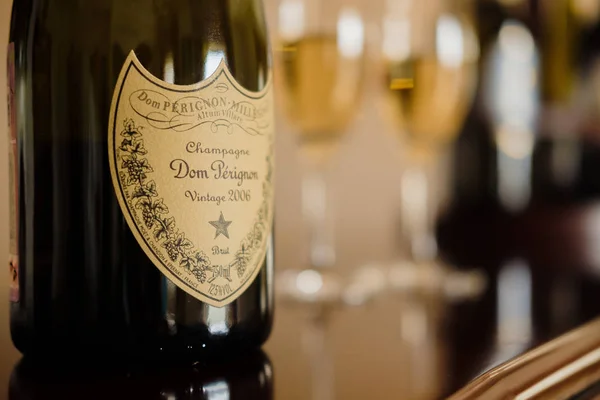 Anapa, Rusya Federasyonu - 20 Şubat 2019 Dom Perignon. İki bardak şarap arka plan üzerinde şişe şampanya Dom Perignon Vintage 2006 yakın çekim