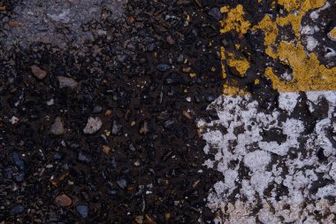 Asfalt ve yol işaretleri üzerinde soyulması boya. Yaya geçidi yüzey doku detay soyulması eski beyaz ve sarı boya ile asfalt. Arka plan 