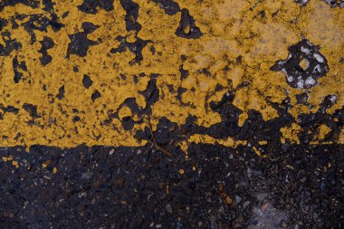 Asfalt ve yol işaretleri üzerinde soyulması boya. Yaya geçidi yüzey doku detay soyulması eski ve sarı boya ile asfalt. Arka plan