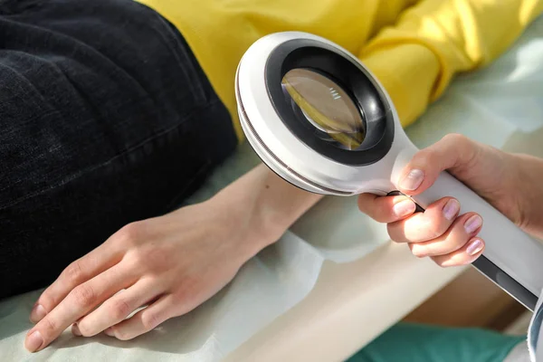 Dermatólogo Usando Una Lupa Profesional Mientras Hace Examen Piel Comprobación —  Fotos de Stock