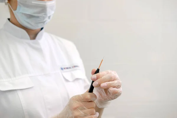 Cirujano Dermatólogo Femenino Preparando Electrocauterio Profesional Para Remover Lunar Método —  Fotos de Stock