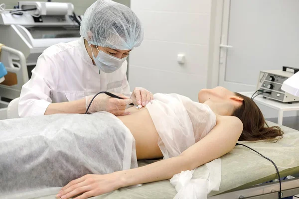 Medicinsk Behandling Avlägsnande Födelse Märke Från Kvinnliga Patientens Mage Kvinnlig — Stockfoto