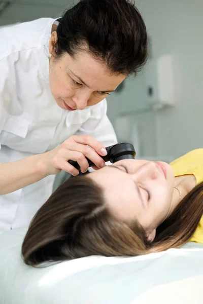 Kvinnlig Dermatolog Använder Professionell Dermatoskop Medan Gör Hud Undersökning Kontrollera — Stockfoto