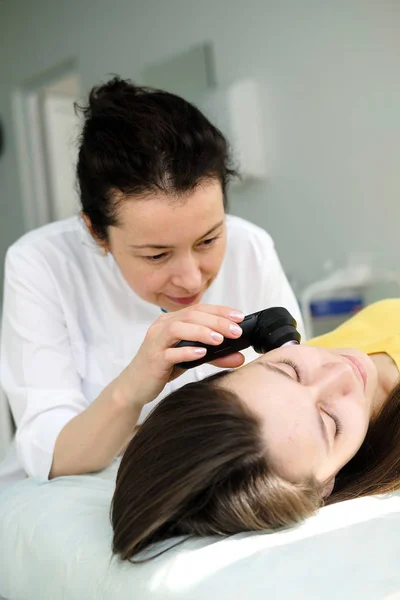 Dermatologista Feminina Usando Dermatoscópio Profissional Enquanto Faz Exame Cutâneo Verificando — Fotografia de Stock