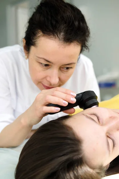 Dermatóloga Femenina Que Usa Dermatoscopio Profesional Mientras Hace Examen Piel — Foto de Stock