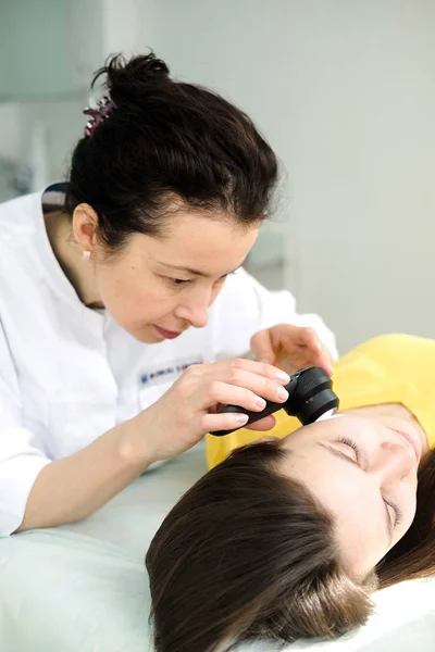 Dermatóloga Femenina Que Usa Dermatoscopio Profesional Mientras Hace Examen Piel — Foto de Stock