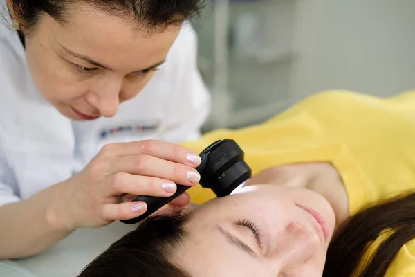 Dermatóloga Femenina Que Usa Dermatoscopio Profesional Mientras Hace Examen Piel — Foto de Stock