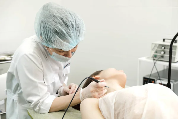 Kadın Hastanın Boynundan Doğum Lekesi Tıbbi Tedavi Çıkarılması Kadın Dermatolog — Stok fotoğraf