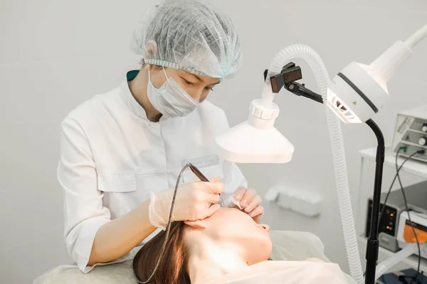 Remoção Tratamento Médico Marca Nascença Rosto Paciente Feminino Cirurgiã Dermatologista — Fotografia de Stock