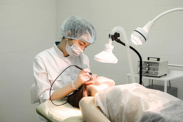 Leczenie Usuwanie Znamię Twarzy Kobiety Pacjenta Kobieta Chirurg Dermatolog Pomocą — Zdjęcie stockowe