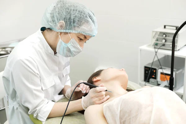 Leczenie Usuwania Znamiona Szyi Pacjentki Kobieta Chirurg Dermatolog Pomocą Profesjonalnego — Zdjęcie stockowe