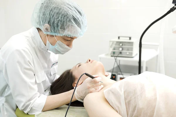 Remoção Tratamento Médico Marca Nascença Pescoço Paciente Feminino Cirurgiã Dermatologista — Fotografia de Stock