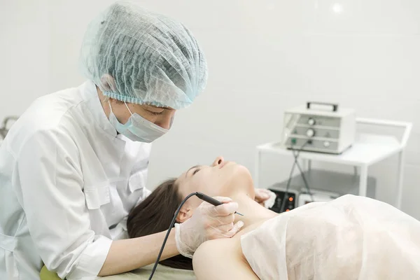 Kadın Hastanın Boynundan Doğum Lekesi Tıbbi Tedavi Çıkarılması Kadın Dermatolog — Stok fotoğraf