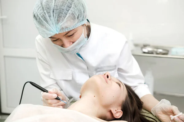 Remoção Tratamento Médico Marca Nascença Pescoço Paciente Feminino Cirurgiã Dermatologista — Fotografia de Stock