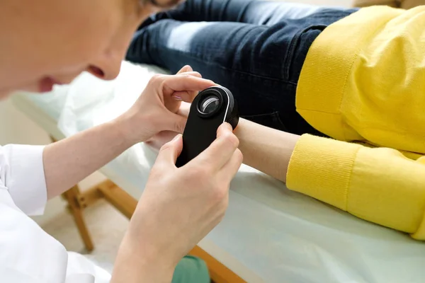 Dermatologista Feminino Usando Dermatoscópio Profissional Enquanto Faz Exame Cutâneo Verificando — Fotografia de Stock