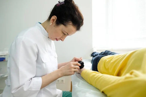 Dermatóloga Femenina Que Usa Dermatoscopio Profesional Mientras Hace Examen Piel —  Fotos de Stock