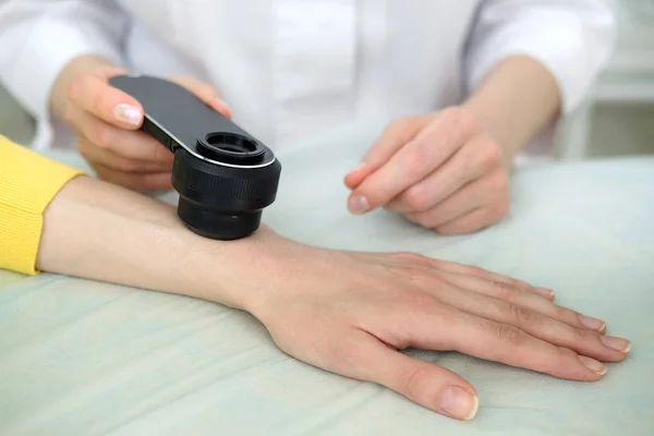 Dermatóloga Femenina Que Usa Dermatoscopio Profesional Mientras Hace Examen Piel — Foto de Stock