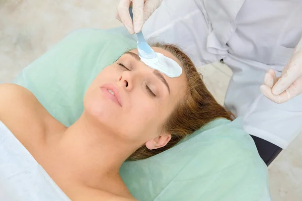 Face Peeling Mask Spa Skönhetsbehandling Hudvård Kvinna Får Ansiktsvård Kosmetolog — Stockfoto