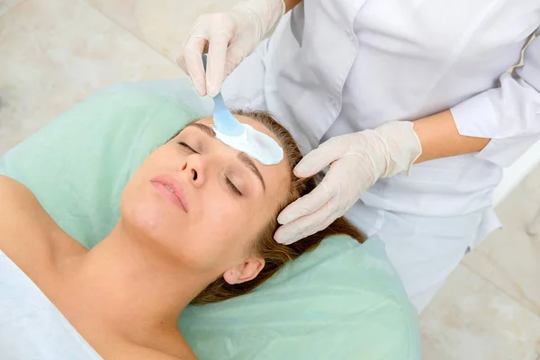 Face Peeling Mask Spa Skönhetsbehandling Hudvård Kvinna Får Ansiktsvård Kosmetolog — Stockfoto