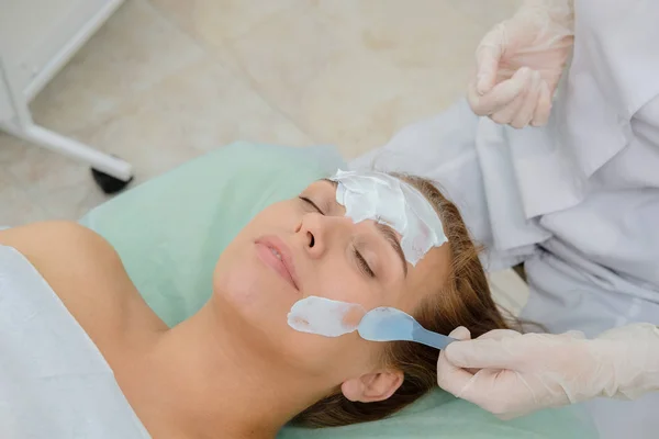 Face Peeling Mask Spa Skönhetsbehandling Hudvård Kvinna Får Ansiktsvård Kosmetolog — Stockfoto