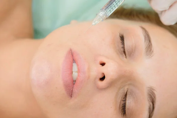 Kosmetolog Gör Mesotherapy Injektion Spruta Och Nål Injicera Botox Kvinnliga — Stockfoto