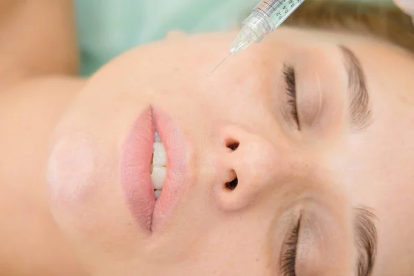 Kosmetolog Gör Mesotherapy Injektion Spruta Och Nål Injicera Botox Kvinnliga — Stockfoto